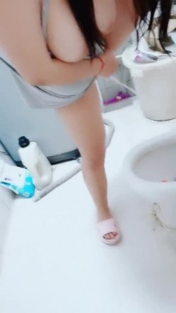 大奶子无毛逼一线天骚母狗小哥调教，口交大鸡巴母狗爬行，抠逼玩弄揉着骚奶子爆草抽插，淫声荡语不断好刺激 截图5
