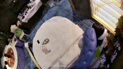酒店浴缸房偷拍 小夫妻吃着外卖鸳鸯浴，丈夫细致的给老婆搓澡洗屁股 截图3
