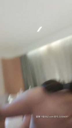 露脸小少妇跟小哥偷情长得就很骚，吃鸡巴很温柔看着就刺激，上位爆草抽插奶子乱颤不要错过 截图3