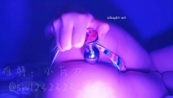【最新流出】新晋级推特小骚妹【小瓦力】私拍，毕业就下海，当母狗公共场合露出啪啪肛交芹菜插穴双通吃精相当狂放～劲爆收藏 截图2