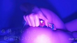 【最新流出】新晋级推特小骚妹【小瓦力】私拍，毕业就下海，当母狗公共场合露出啪啪肛交芹菜插穴双通吃精相当狂放～劲爆收藏 截图4
