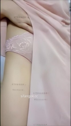 最新抖音泄密，女人味十足气质轻熟女【娇姨】重金定制，露点一对一扣B自慰呻吟 截图4