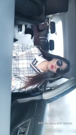 牛仔风骚高颜值美女户外车震肏淫穴，还没到野外内裤就淫湿了2！ 截图1