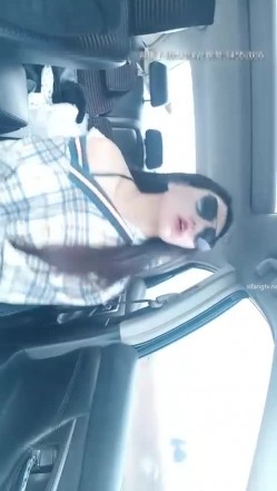 牛仔风骚高颜值美女户外车震肏淫穴，还没到野外内裤就淫湿了2！ 截图2