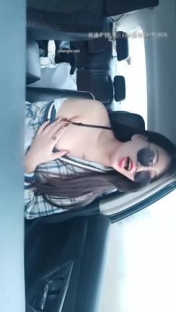 牛仔风骚高颜值美女户外车震肏淫穴，还没到野外内裤就淫湿了2！ 截图4