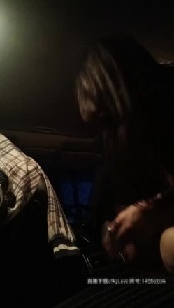 牛仔风骚高颜值美女户外车震肏淫穴，还没到野外内裤就淫湿了2！ 截图15