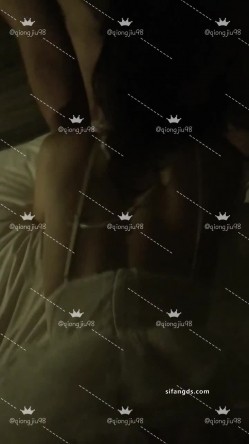 超顶淫妻博主，【琼久】，跟其他单男3P，绿帽男在旁边看别人干自己的老婆，好淫荡的画面 截图1