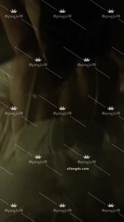 超顶淫妻博主，【琼久】，跟其他单男3P，绿帽男在旁边看别人干自己的老婆，好淫荡的画面 截图2