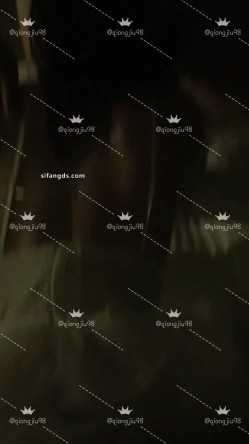 超顶淫妻博主，【琼久】，跟其他单男3P，绿帽男在旁边看别人干自己的老婆，好淫荡的画面 截图5