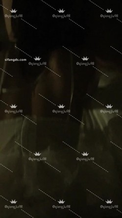 超顶淫妻博主，【琼久】，跟其他单男3P，绿帽男在旁边看别人干自己的老婆，好淫荡的画面 截图6