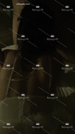 超顶淫妻博主，【琼久】，跟其他单男3P，绿帽男在旁边看别人干自己的老婆，好淫荡的画面 截图8