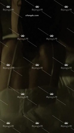 超顶淫妻博主，【琼久】，跟其他单男3P，绿帽男在旁边看别人干自己的老婆，好淫荡的画面 截图9
