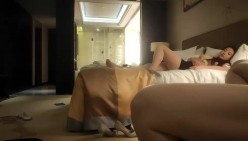 91着名圈主张总约白衣大奶小奴，穿上网袜地上爬行第二炮，跪着口交舔屌，站立后入猛操大屁股 截图4