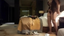91着名圈主张总约白衣大奶小奴，穿上网袜地上爬行第二炮，跪着口交舔屌，站立后入猛操大屁股 截图7