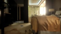 91着名圈主张总约白衣大奶小奴，穿上网袜地上爬行第二炮，跪着口交舔屌，站立后入猛操大屁股 截图16