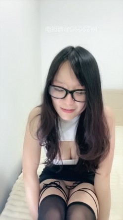 眼镜校花 十个眼镜九个骚 闷骚型丝袜大长腿舌钉口爆啪啪 截图15
