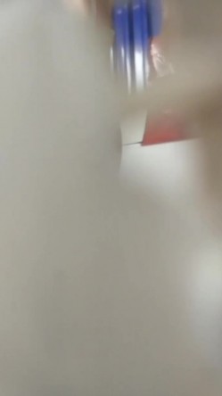和小姨子逛街逛到一半,小姨子说大姨妈来了,没带卫生巾,要回去换裤子,在厕所把裤子脱光了把逼洗的很干净 截图1