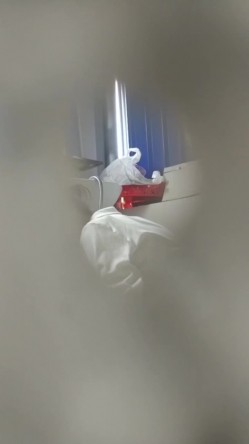和小姨子逛街逛到一半,小姨子说大姨妈来了,没带卫生巾,要回去换裤子,在厕所把裤子脱光了把逼洗的很干净 截图10