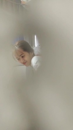 和小姨子逛街逛到一半,小姨子说大姨妈来了,没带卫生巾,要回去换裤子,在厕所把裤子脱光了把逼洗的很干净 截图11