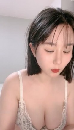 应求更新！清纯女神~【绿豆果果】道具狂插~骚到爆炸~每一分都恰到好处，身材真美 截图3