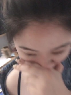 小妹瞒着家里人偷偷的做兼职，被大叔多姿势艹，吃精 截图1