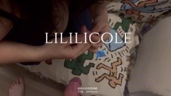 专泡良家大神『LILILICOLE』翘臀骚货一边穿着高跟黑丝一边女上摇摆，只需躺着据能享受全自动炮架服务 截图3