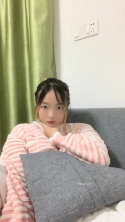 灌醉18岁的学生妹，【小乖7】，几瓶啤酒就喝醉了，被操了，娇喘喊着~快~快~快，清新小妹子被疯狂蹂躏，推荐 截图1