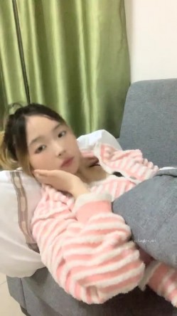 灌醉18岁的学生妹，【小乖7】，几瓶啤酒就喝醉了，被操了，娇喘喊着~快~快~快，清新小妹子被疯狂蹂躏，推荐 截图3