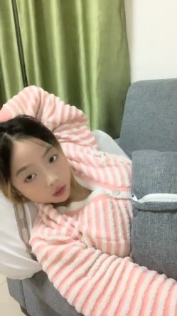 灌醉18岁的学生妹，【小乖7】，几瓶啤酒就喝醉了，被操了，娇喘喊着~快~快~快，清新小妹子被疯狂蹂躏，推荐 截图4
