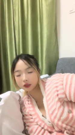 灌醉18岁的学生妹，【小乖7】，几瓶啤酒就喝醉了，被操了，娇喘喊着~快~快~快，清新小妹子被疯狂蹂躏，推荐 截图8