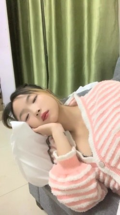 灌醉18岁的学生妹，【小乖7】，几瓶啤酒就喝醉了，被操了，娇喘喊着~快~快~快，清新小妹子被疯狂蹂躏，推荐 截图9