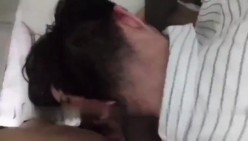 老婆抱着单男迎接大肉棒疯狂的抽插，一脸的享受！单男也不客气，不是自家老婆，打起夯来像是把龟头都塞进老婆子宫！ 截图3