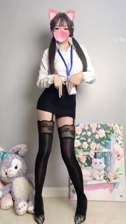 推特极品福利姬，可甜可盐女神【小仙云】最新番裸舞+定制长视频 截图5