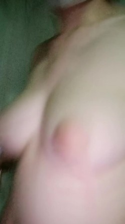 肤白貌美极品大奶子良家女孩，裸体瑜伽诱惑狼友，洗澡时不小心露脸了，尿尿给狼友看，完美好身材极品诱惑 截图6