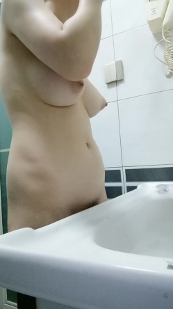 肤白貌美极品大奶子良家女孩，裸体瑜伽诱惑狼友，洗澡时不小心露脸了，尿尿给狼友看，完美好身材极品诱惑 截图16