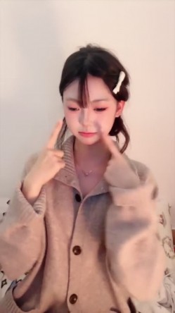 【小佳宝】超甜校花 美乳粉逼 很是清纯 沐浴 手势舞 掰穴自慰 截图1