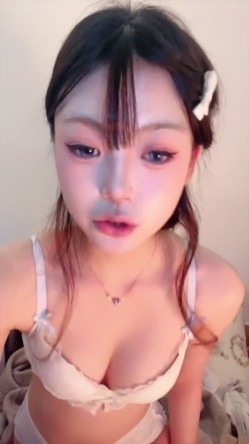 【小佳宝】超甜校花 美乳粉逼 很是清纯 沐浴 手势舞 掰穴自慰 截图5