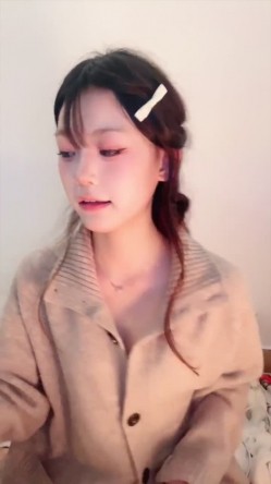 【小佳宝】超甜校花 美乳粉逼 很是清纯 沐浴 手势舞 掰穴自慰 截图9