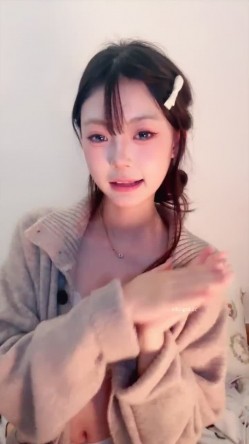 【小佳宝】超甜校花 美乳粉逼 很是清纯 沐浴 手势舞 掰穴自慰 截图11