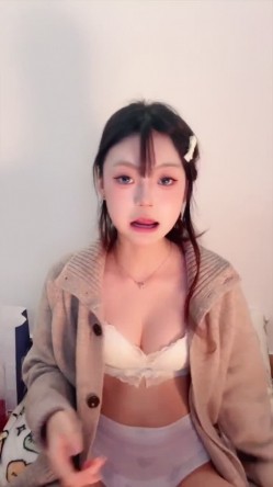 【小佳宝】超甜校花 美乳粉逼 很是清纯 沐浴 手势舞 掰穴自慰 截图12