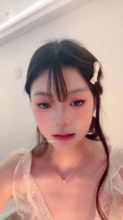 【小佳宝】超甜校花 美乳粉逼 很是清纯 沐浴 手势舞 掰穴自慰 截图14