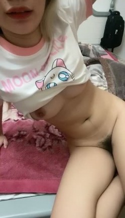 嫩嫩的小宝贝在狼友的调教下性感展示，娇嫩的好身材奶子很诱人，逼毛浓厚逼逼很嫩，掰开给狼友看特写淫声荡语 截图5