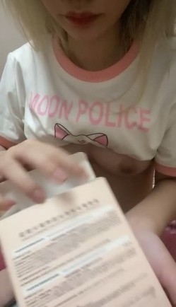 嫩嫩的小宝贝在狼友的调教下性感展示，娇嫩的好身材奶子很诱人，逼毛浓厚逼逼很嫩，掰开给狼友看特写淫声荡语 截图14