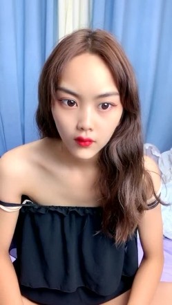 小少妇偷情露脸跟小哥玩69姿势舔逼吃鸡巴，激情上位还要给老公打电话做爱才刺激，让小哥各种蹂躏抽插好骚 截图3