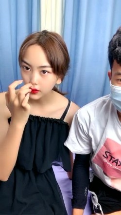 小少妇偷情露脸跟小哥玩69姿势舔逼吃鸡巴，激情上位还要给老公打电话做爱才刺激，让小哥各种蹂躏抽插好骚 截图4