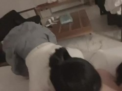 高端泄密流出 富家女网红菠萝妹与纹身屌丝男酒店自拍性爱视频流出网络 截图1