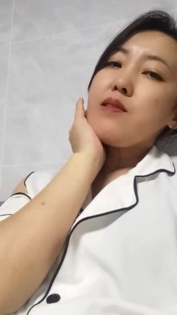极品人妻！刺激，【放肆的小水娃】，真实良家，标准的贤妻良母，厨房搔首弄姿 截图10