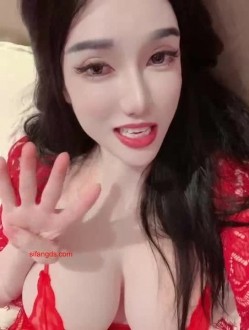 穷人女神金主母狗！巨乳绿茶婊【顾灵曦】私拍福利，吃屌车震道具自慰，被土豪无套射了满背 截图1