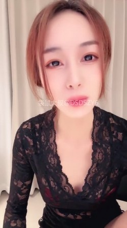 ️气质美艳少妇【水多叫的响】 口活一流电脑桌下用力口交大力抽插道具骑乘自慰 截图1