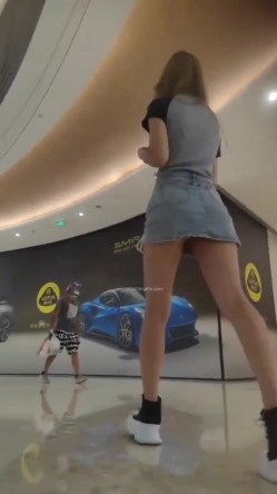 商城跟随偷窥漂亮牛仔裙小姐姐 撅着屁屁穿着白色小内内走路一摆一摆好快 截图4